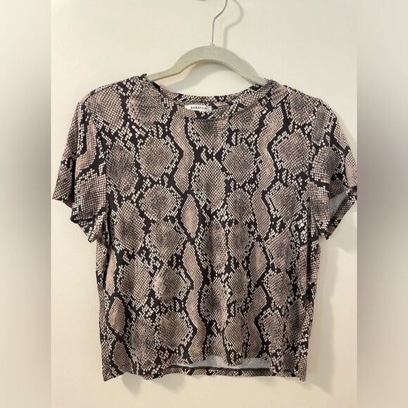 Aritzia Babaton Snake Animal Print Cropped Mobwife Tee Size Large - Picture 1 of 6